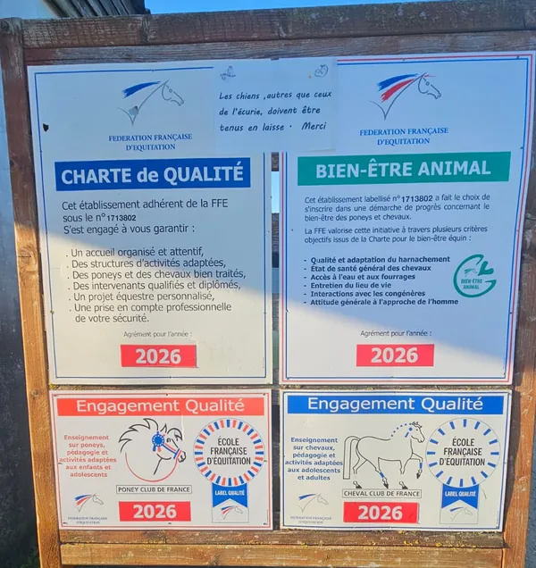 Les panneaux de la Fédération Française d’Équitation à l’entrée du club : charte de qualité, Bien-être animal, Poney Club de France et Cheval Club de France, École Française d’Équitation, agrément 2026